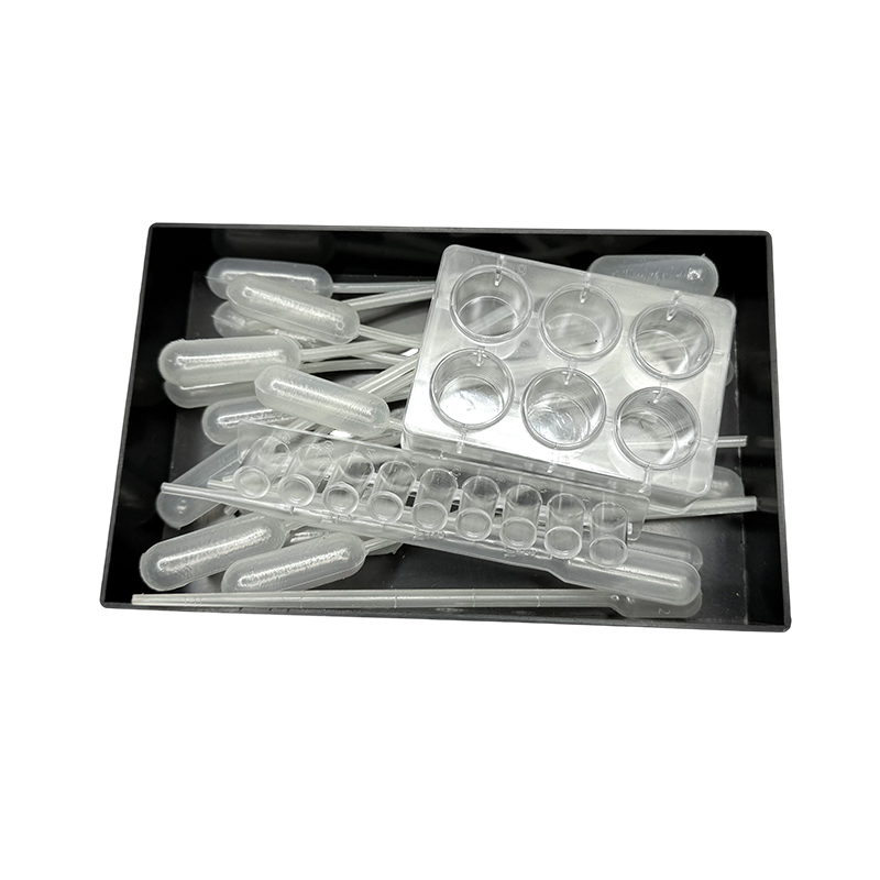 Karaniwang ginagamit ang mga plastic dropper at well plate sa laboratoryo