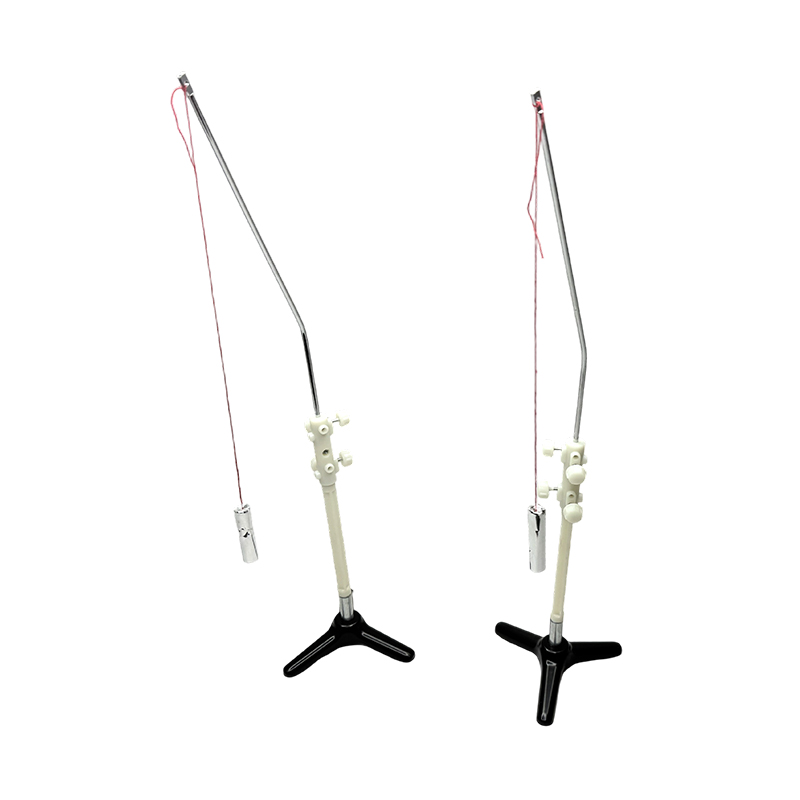 Gumagamit ang laboratoryo ng mga pantulong sa pagtuturo ng pisika ng electrostatic pendulum demonstration material